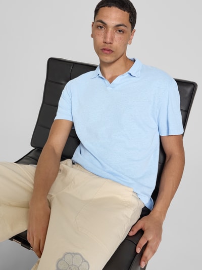 Officine Générale Poloshirt mit V-Ausschnitt Hellblau 3