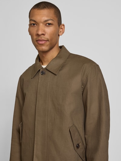 Mężczyzna model nosi Regular Fit Hemdjacke aus Leinen-Baumwoll-Mix Modell 'LEWIS' od SELECTED HOMME, jednolita optyka, materiał flammgarn, patki na kieszeniach, kolor khaki, krój regular fit, tkanina o gładkiej teksturze, widok górnej części ciała z przodu.