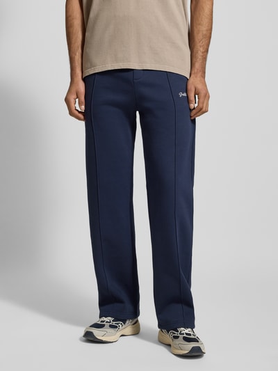 Männermodel trägt Sweatpants mit elastischem Bund von PROHIBITED aus Baumwoll-Mix, Lockerer-Schnitt, Label-Stitching, Eingrifftaschen, Ganzkörperansicht von vorne.