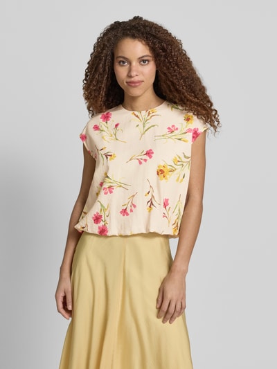 Frauenmodel trägt Blusenshirt mit Kappärmeln und Rundhalsausschnitt von Jake*s Collection im Baumwoll-Viskose-Mix, Gerader-Schnitt, florales Muster in Rosa und Gelb auf hellem Grund, Rückenlänge bei Größe 38: 51 cm, Ganzkörperansicht von vorne.