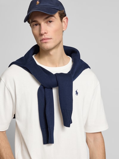 Männermodel trägt Relaxed Fit T-Shirt aus reiner Baumwolle von Polo Ralph Lauren, unifarben, Rundhals, Logo-Stitching, Nahaufnahme Oberkörper.