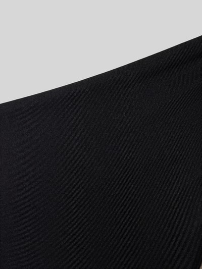 Frauenmodel trägt Slim Fit Bikini-Hose mit Logo-Detail von Guess aus Elastischer-Material-Mix mit Ziersteinbesatz, Detailaufnahme.