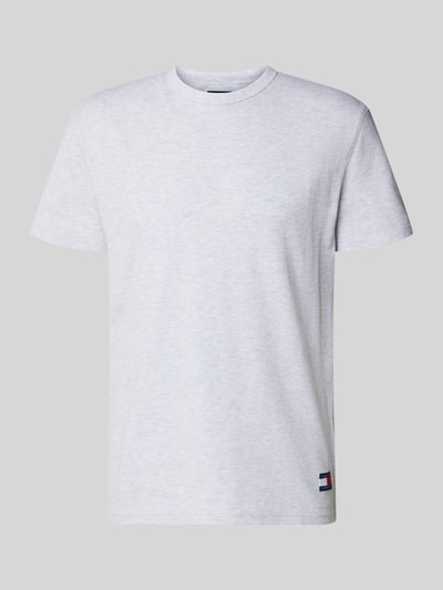 Produktfoto, Regular Fit T-Shirt aus Baumwoll-Mix von Tommy Jeans, Optik: Unifarben, Passform: Regular-Fit, Logo-Stitching, Rundhals, Ärmelform: Kurzarm, Materialverarbeitung: Jersey.