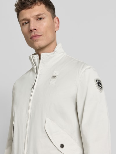 Männermodel trägt Jacke mit Zweiwege-Reißverschluss Modell 'Badger' von Blauer Usa aus Baumwoll-Elasthan-Mix, Nahaufnahme Oberkörper, Regular-Fit, Stehkragen, Pattentaschen, Rückenlänge bei Größe M: 64 cm, Schulterbreite: 40 cm, Brustweite: 50 cm, Ärmellänge: 63 cm.