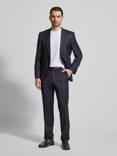 Męski model nosi T-Shirt mit Rundhalsausschnitt von RAGMAN z bawełny, krój slim fit, jednokolorowy, okrągły dekolt, długość tyłu 70 cm w rozmiarze M, całopostaciowy widok z przodu.