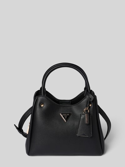 Produktfoto, schwarze Handtasche mit Struktur, Label-Applikation, Modell 'ECO MERIDIAN II' von Guess, Reißverschluss, Tragehenkel, Schulterriemen, Maße 30x21x12 cm, Riemenlänge 122 cm