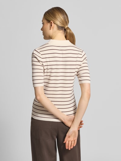Frauenmodel trägt Strickshirt mit Streifenmuster Modell 'Caliz' von MOS MOSH, cremefarben-braun, Ripp-Optik, Ganzkörperansicht Rückansicht. Damen Strickshirt aus Viskose-Mix mit Seiden-Anteil, Regular Fit, Polokragen und Knopfleiste, Rückenlänge 54 cm, Ärmellänge 26 cm.
