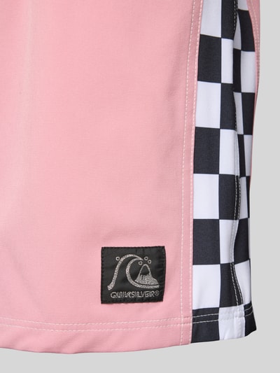Quiksilver Spodenki kąpielowe o kroju relaxed fit z naszywką z logo Różowy 2