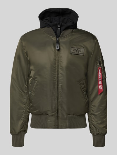 Produktfoto, Jacke mit Reißverschlusstasche am Ärmel von Alpha Industries in Olivgrün mit Kapuze, gerippten Abschlüssen und Patch, Regular Fit