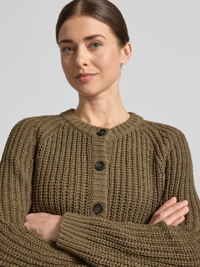 Vrouwenmodel draagt Strickjacke met ronde hals van Oui, katoenmix, regular fit, knoopsluiting, detailopname bovenlichaam.