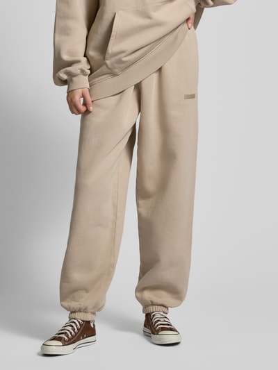 Karo Kauer Relaxed Fit Sweatpants mit Label-Print Taupe 4