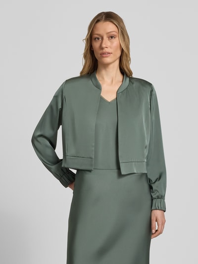 Modelka kobieca ma na sobie Regular Fit Blazer mit Stehkragen od V by Vera Mont, satyna, odcień zieleni, otwarty krój, długość tyłu 45 cm w rozmiarze 36, widok na górną część ciała z przodu.