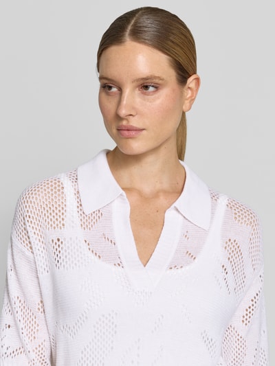 Kobiece model prezentuje Relaxed Fit Pullover aus Escorial Woll-Mix mit Kaschmir-Anteil von HERZENS, biały, dzianinowy, kołnierzyk, półrękaw, dekolt V, ażurowy wzór, elastyczne wykończenia, widok na górną część ciała z przodu.