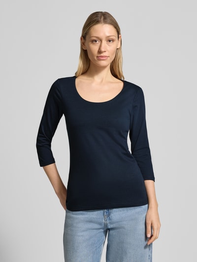 Vrouwenmodel draagt t-shirt met 3/4-mouw model 'Pylle' van Soyaconcept, katoenmix met stretch, slim fit, ronde hals, ruglengte maat S 61 cm, donkerblauw, eenvoudige structuur, geheel vooraanzicht.