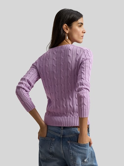 Frauenmodel trägt Strickpullover mit Zopfmuster Modell 'JULIANNA' von Polo Ralph Lauren, Baumwolle, Slim Fit, Rückansicht Ganzkörperansicht.