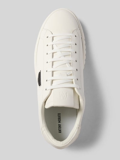 Productfoto, Sneaker aus Leder mit Label-Applikation van Antony Morato, heren sneakers van echt leer, afgeronde punt, vetersluiting, labelapplicatie, hakhoogte bij maat 44: 5 cm, schachthoogte: 9 cm, schachtbreedte: 7 cm, wit met glad oppervlak, subtiele zwarte details