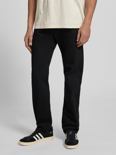 Männermodel trägt Wide Leg Fit Jeans Modell '501®' von Levi's®, Reine Baumwolle, 5-Pocket-Design, Schwarz, Ganzkörperansicht von vorne.