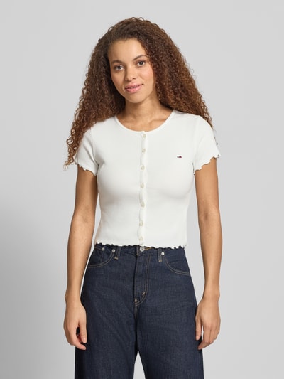 Frauenmodel trägt Slim Fit T-Shirt aus Baumwoll-Mix von Tommy Jeans, Optik: Unifarben, Logo-Stitching, U-Boot-Ausschnitt, Kurzarm, Frill-Abschlüsse, Ripp-Struktur, Nahaufnahme Oberkörper.