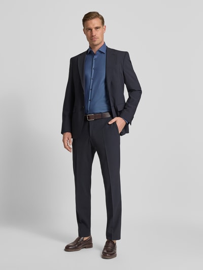 Männermodel trägt Regular Fit Businesshemd in Premiumqualität von Jake*s, Haifischkragen, reine Baumwolle, Ganzkörperansicht von vorne.
