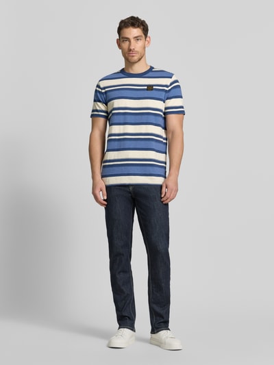 Männermodel trägt T-Shirt mit Rundhalsausschnitt und Label-Stitching von PME Legend, Herren T-Shirt aus Reine Baumwolle, Regular-Fit, Streifenmuster, Rückenlänge bei Größe M 74 cm, Ganzkörperansicht von vorne.
