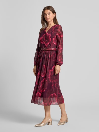 Vrouwenmodel draagt midi-jurk van viscosemix Model 'Sabia' van ZABAIONE, getailleerd, v-hals, met lange mouwen, bordeauxrood met bloemenmotief, Ganzkörperansicht von voren
