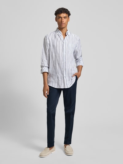 Męski model nosi Slim Fit Hose aus Baumwoll-Mix Modell 'H-GENIUS' od BOSS, kolor granatowy, twill, przód z fałdami, pełny widok z przodu.