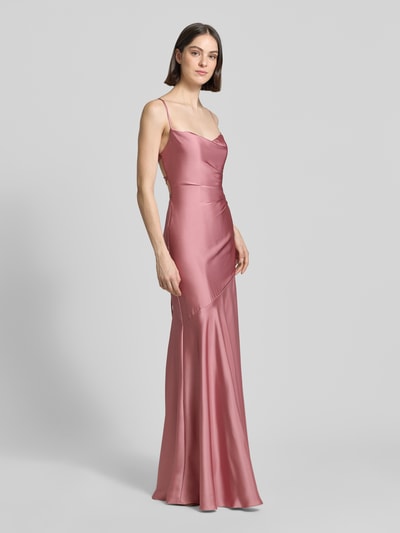 Frauenmodel trägt Abendkleid mit rückseitig überkreuzten Spaghettiträgern von Mascara aus rosafarbenem Satin, Körpernaher-Schnitt, Maxikleid, Herz-Ausschnitt, Rückseite mit Schnürung, Haken- und Reißverschluss, Rückenlänge 134 cm, Brustweite 40 cm, Ganzkörperansicht von vorne.