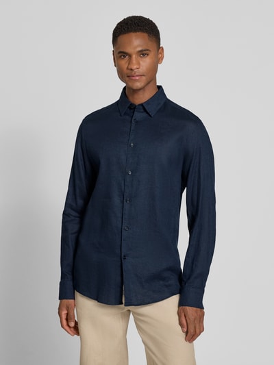 Männermodel trägt Slim Fit Freizeithemd aus Leinen-Baumwoll-Mix Modell 'RAMIS' von Drykorn in Dunkelblau, Two-Tone, Nahaufnahme Oberkörper. Kontext: Herren Poloshirt, Rückenlänge 80 cm, Schulterbreite 46 cm, Ärmellänge 66 cm.