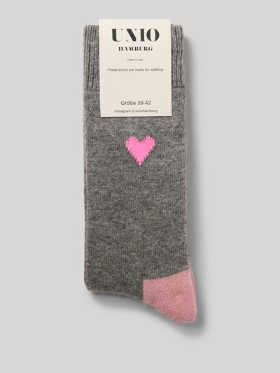 Produktfoto, Socken mit Kaschmir-Anteil und Motiv-Stitching von UNIO HAMBURG, grau mit rosa Herz und rosa Zehenbereich, Woll-Mix, gerippte Bündchen