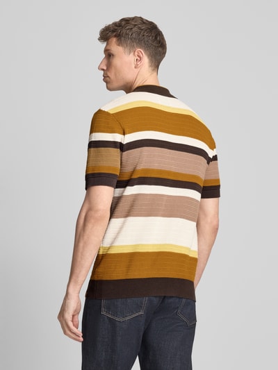 Männermodel trägt Regular Fit Poloshirt mit Knopfleiste von Scotch & Soda, Reine Baumwolle, Strukturmuster, Allover-Look, Rückenlänge 71 cm, Ganzkörperansicht Rückansicht.