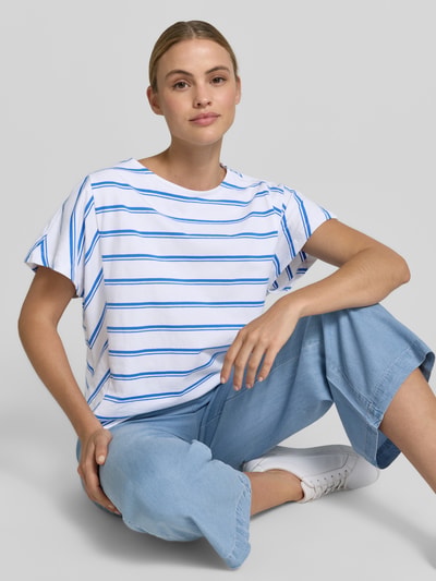 Frauenmodel trägt T-Shirt mit Fledermausärmeln Modell 'PANDINNA' von B.Young, Baumwoll-Elasthan-Mix, Relaxed Fit, gestreift, Nahaufnahme Oberkörper.