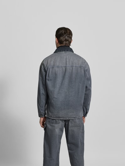 Männermodel trägt Regular Fit Hemdjacke in Denim-Optik von Diesel aus reiner Baumwolle, mittleres Grau, Aufgesetzte Taschen, Rückenansicht.