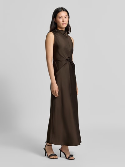 Frauenmodel trägt Cocktailkleid aus Satin mit Raffungen von Rinascimento in Braun, taillierte Passform, Midilänge, Ganzkörperansicht von vorne.
