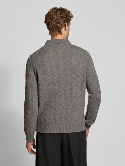 Männermodel trägt Regular Fit Pullover aus Woll-Kaschmir-Mix von Polo Ralph Lauren in Grau mit Zopfmuster, Ganzkörperansicht Rückansicht.
