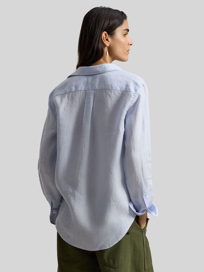 Modelka prezentuje Bluzka koszulowa z czystego lnu od Polo Ralph Lauren, luźny krój, kołnierzyk koszulowy, listwa guzikowa, wyhaftowane logo, długość tyłu w rozmiarze S: 70 cm, długość rękawów: 58 cm, jasny odcień niebieskiego, tekstura lnu, gładka powierzchnia, widoczne szwy, widok całej sylwetki z tyłu.