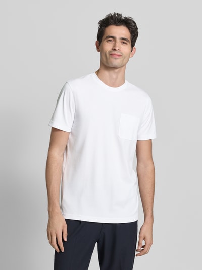 Männermodel trägt T-Shirt mit Rundhalsausschnitt und Brusttasche von Christian Berg Men, Weiß, Baumwoll-Mix, Regular-Fit, Ganzkörperansicht von vorne. Rückenlänge bei Größe M: 72 cm.