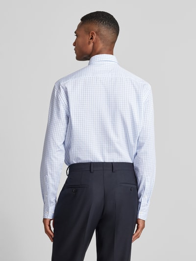 Männermodel trägt Regular Fit Businesshemd mit Button-Down-Kragen von OLYMP in Hellblau kariert, reine Baumwolle, Ganzkörperansicht Rückansicht.
