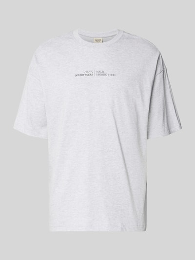 Produktfoto, T-Shirt mit Label-Print und Rundhalsausschnitt von HALO, Herren T-Shirt aus reiner Baumwolle im Boxy-Fit, hellgrau, Rückenlänge 71 cm bei Größe M.