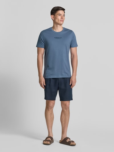 Männermodel trägt Regular Fit T-Shirt aus reiner Baumwolle von s.Oliver RED LABEL, unifarben, label print, rundhals, kurzarm, ganzkörperansicht von vorne