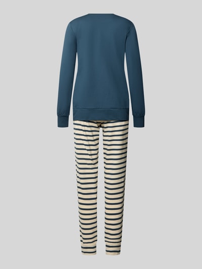 Frauenmodel trägt Regular Fit Pyjama-Set aus reiner Baumwolle von SCHIESSER in Blau und Creme mit Rundhalsausschnitt, Rückansicht, Ganzkörperansicht von hinten.
