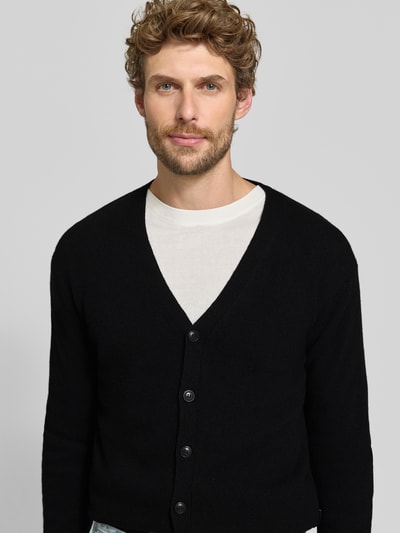 Männermodel draagt zwarte cardigan van katoenmix, regular fit, V-hals, knoopsluiting, Model 'KARL' van Casual Friday, Nahaufnahme Oberkörper.