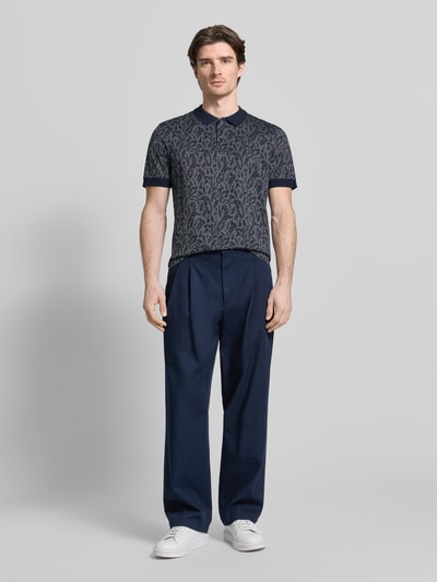 Männermodel trägt JOOP! Collection Poloshirt mit kurzer Knopfleiste Modell 'Jadson', Regular Fit, Polokragen, Ganzkörperansicht von vorne.