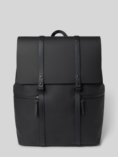 Produktfoto, Rucksack mit Logo-Detail Modell 'Spläsh 2.0' von GASTON LUGA in Schwarz, glatte Oberfläche, klare Kanten, Überschlag, verstellbare Schulterriemen, 41x44x13 cm, Hauptfach mit Zipper
