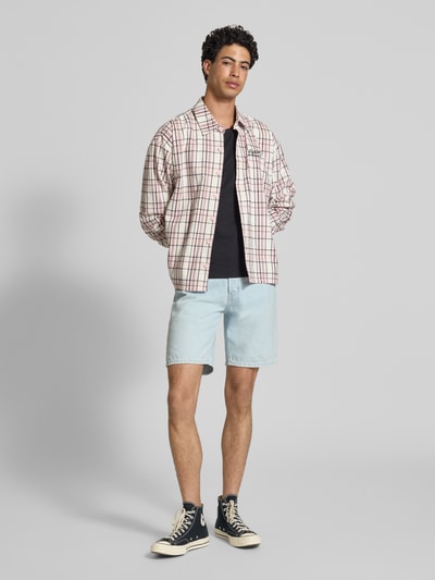 Männermodel trägt Regular Fit Jeansshorts aus reiner Baumwolle Modell 'EDGE' von Only & Sons in hellem Denim, Ganzkörperansicht von vorne.