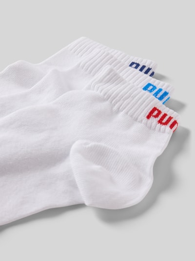 Produktfoto, Socken mit Label-Details im 3er-Pack von PUMA aus weißem Baumwoll-Mix mit farbigen Logos und elastischem Rippenbündchen