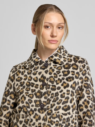 Kobieta nosi Regular Fit Webpelzjacke mit Woll-Anteil od Tom Tailor, wzór panterki, beż i brąz, damska Teddy-/Webpelzjacke, zbliżenie na górną część ciała