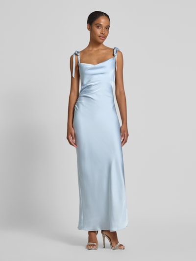 Kobiece modelka nosi Slim Fit Midikleid aus Satin Modell 'Maxima' von LeGer by Lena Gercke, jasnoniebieska satyna, ozdobne kokardki, krój bez rękawów, długość tyłu w rozmiarze 36: 123 cm, szerokość w rozmiarze 36: 34 cm, całopostaciowy widok z przodu.