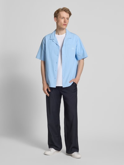 adidas Originals Koszula casualowa o kroju regular fit z kołnierzem z połami Jasnoniebieski 1