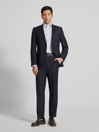 Männermodel trägt Regular Fit Businesshemd aus Baumwolle mit Kentkragen von OLYMP, Knopfleiste, dunkelblauer Anzug, Ganzkörperansicht von vorne. Rückenlänge 80 cm, Schulterbreite 47 cm, Ärmellänge 65 cm bei Größe 40.