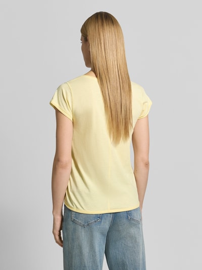Frauenmodel trägt T-Shirt mit Stitching und Rundhalsausschnitt von Christian Berg Woman in Gelb, reine Baumwolle, Rollsaum, Regular Fit, Ganzkörperansicht Rückansicht.